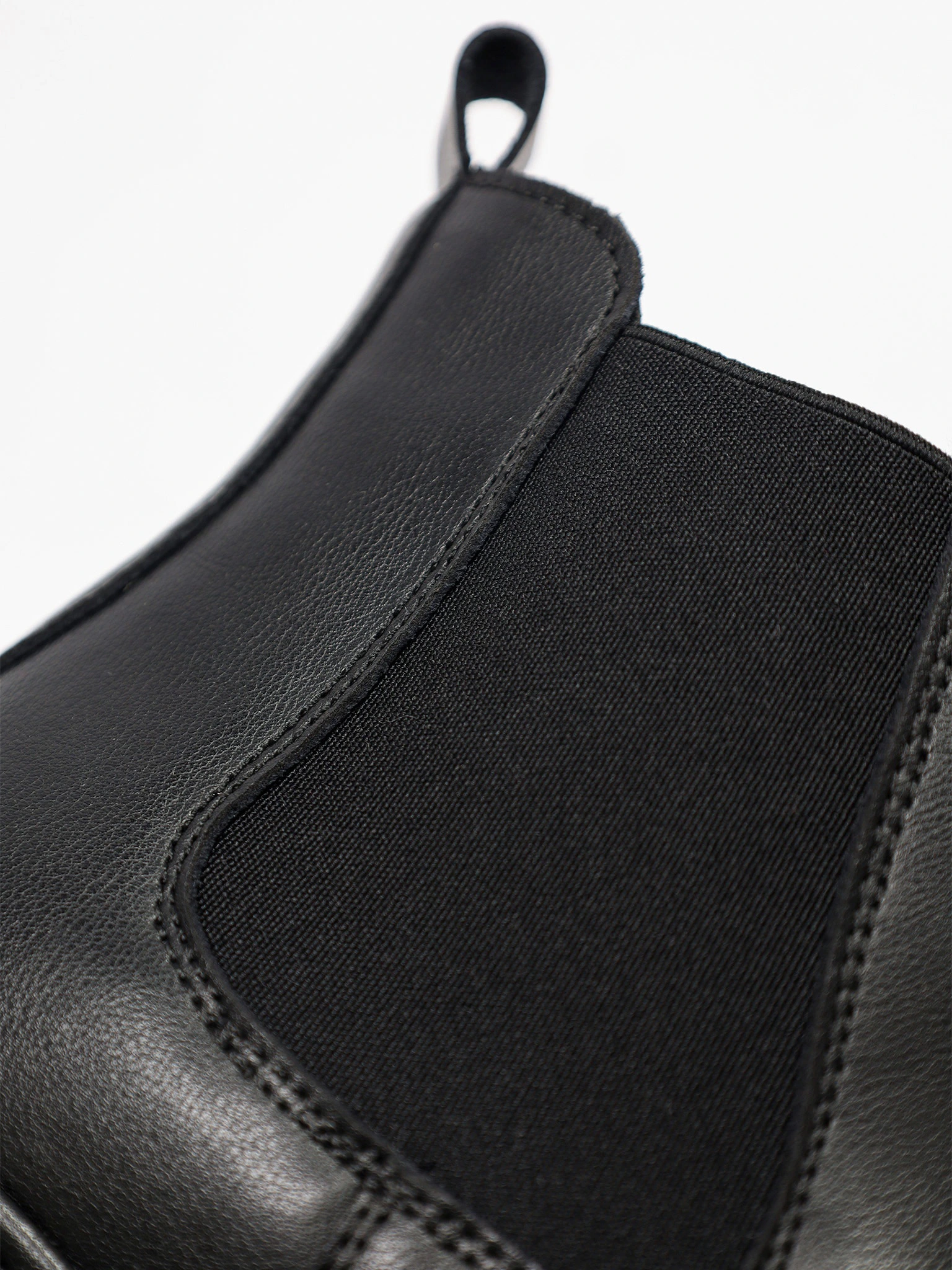 Ботинки-челси черного цвета на низкой подошве